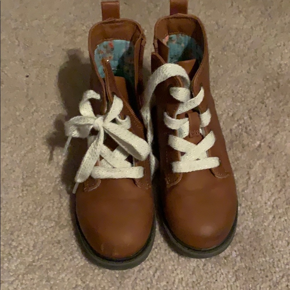Brown boots with white laces
